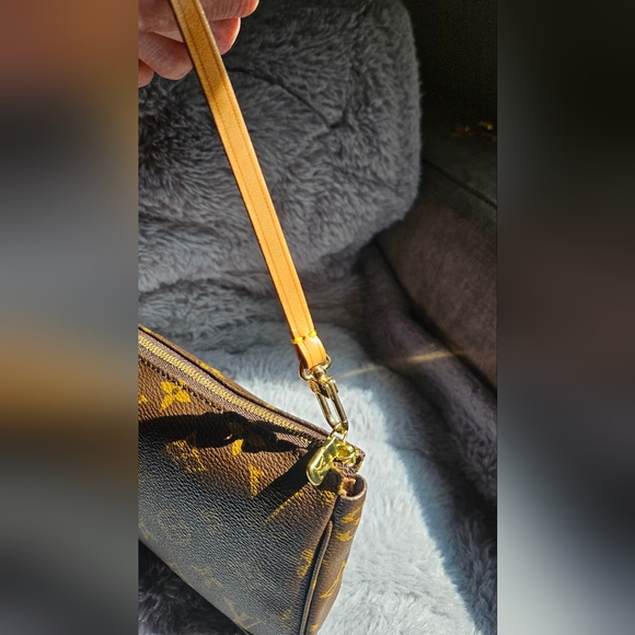 Authentic Louis Vuitton Pochette Accessoire Monogram- Excellent Condition - Picture 14 of 16